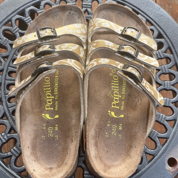 BIRKENSTOCK Papillio 3-Strap Floral Print
Gold & White Leather Sandals Size 6 - Picture 6 of 8